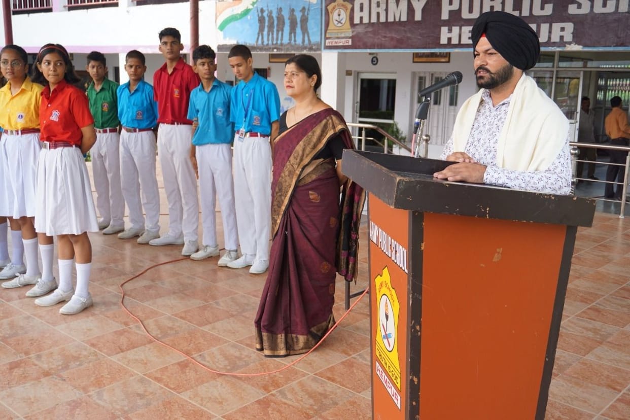 Veer Sainik shares experiences with students