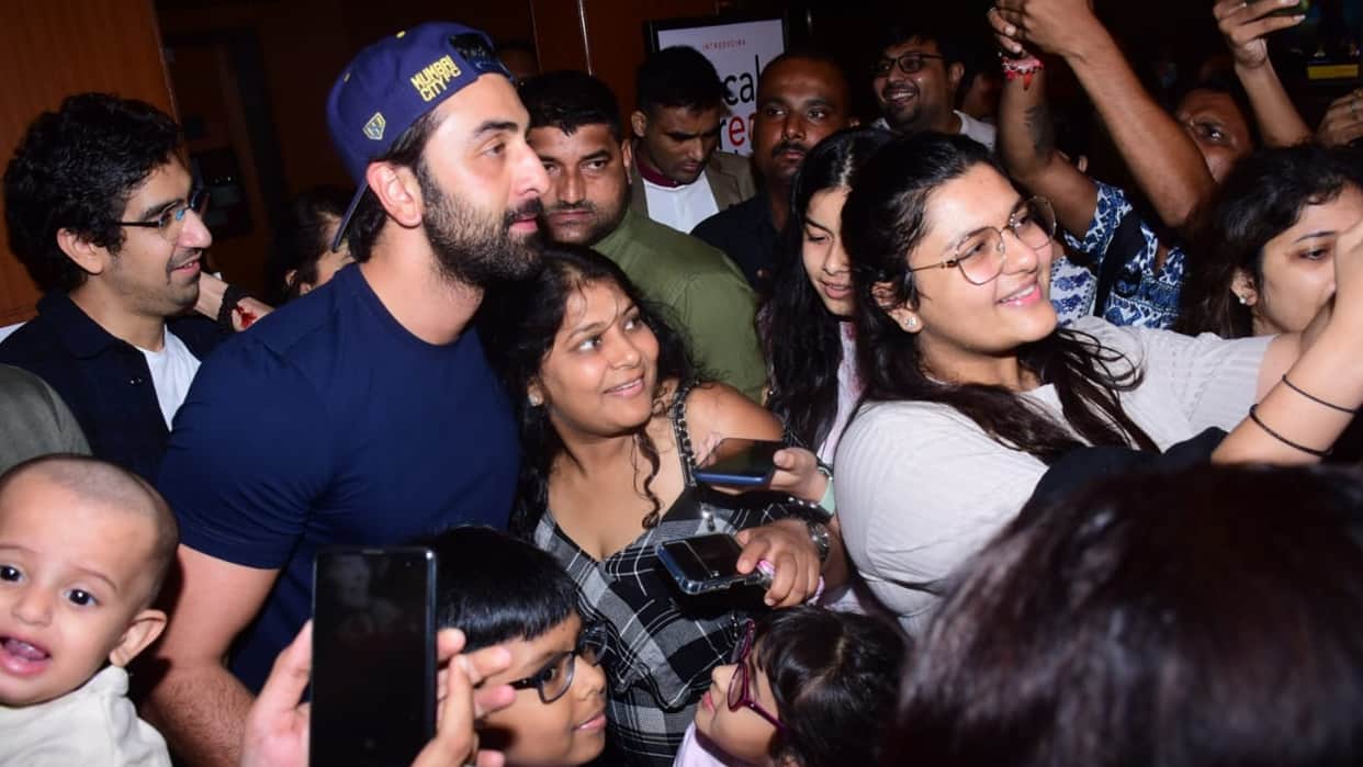 Ranbir Kapoor Ayan Mukerji meet excited fans at the houseful show of Brahmastra, actor reaction on Film