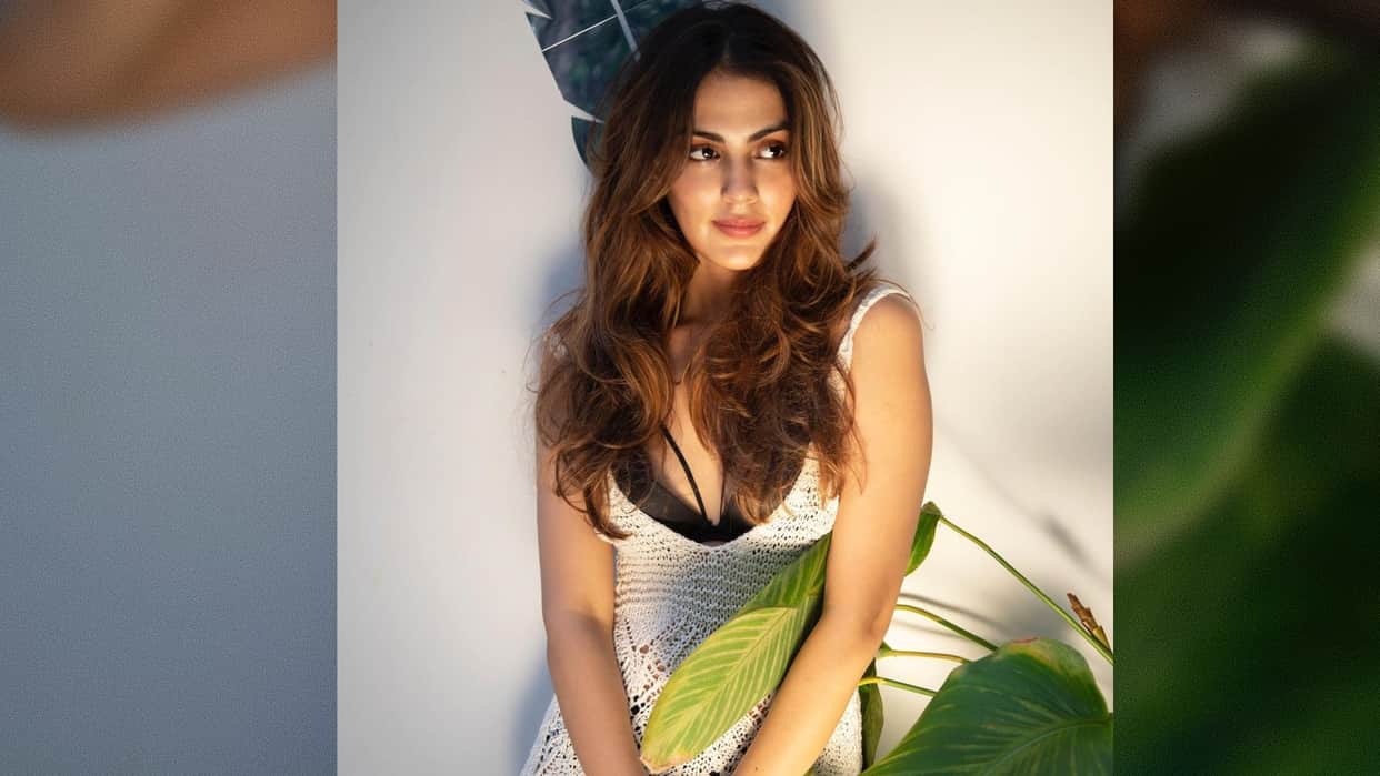rhea chakraborty latest photoshoot in glamorous look fans says nazar na lage