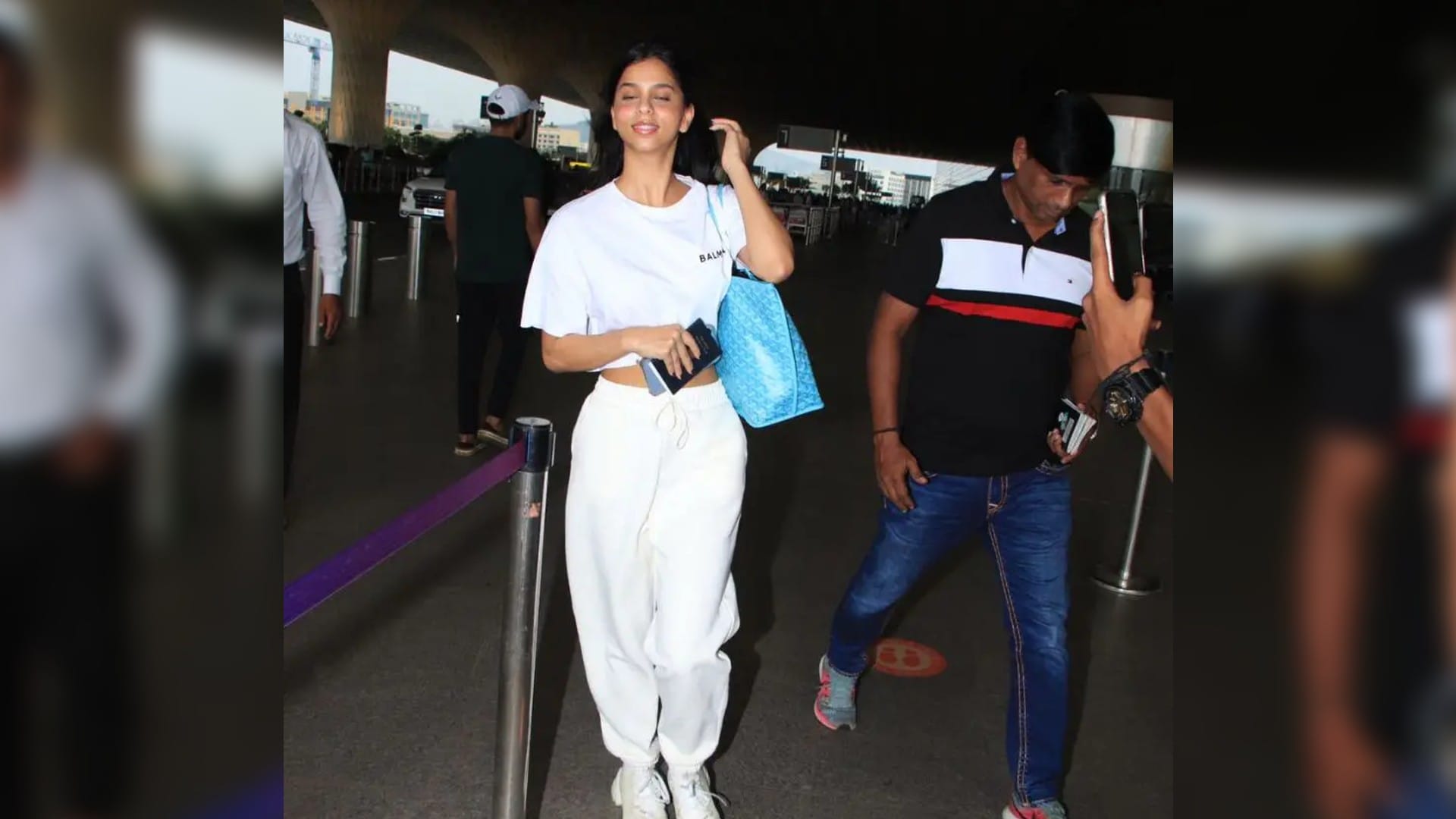 Suhana Khan Gauri Khan Airport Look goes viral on internet see video here
