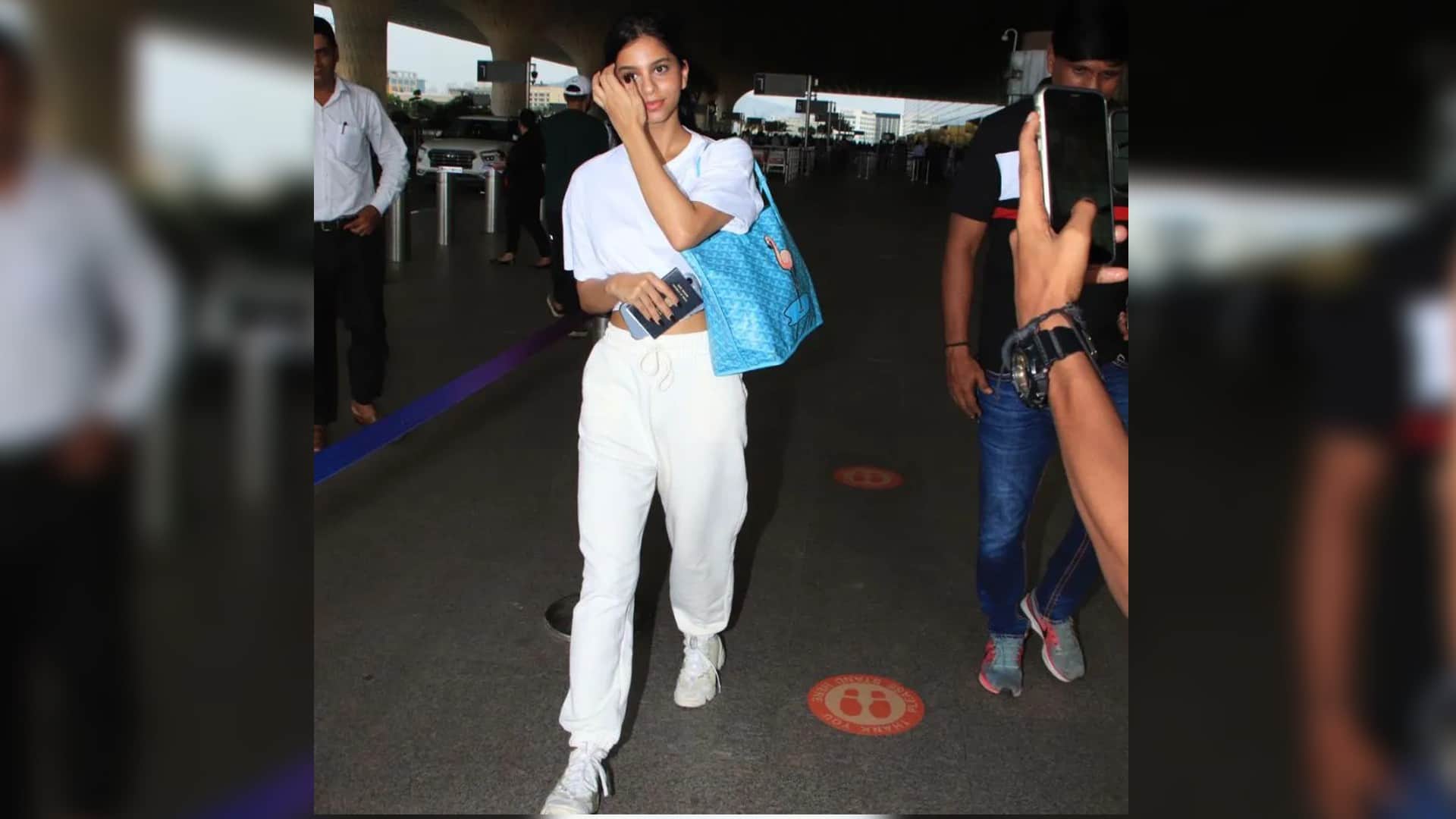 Suhana Khan Gauri Khan Airport Look goes viral on internet see video here