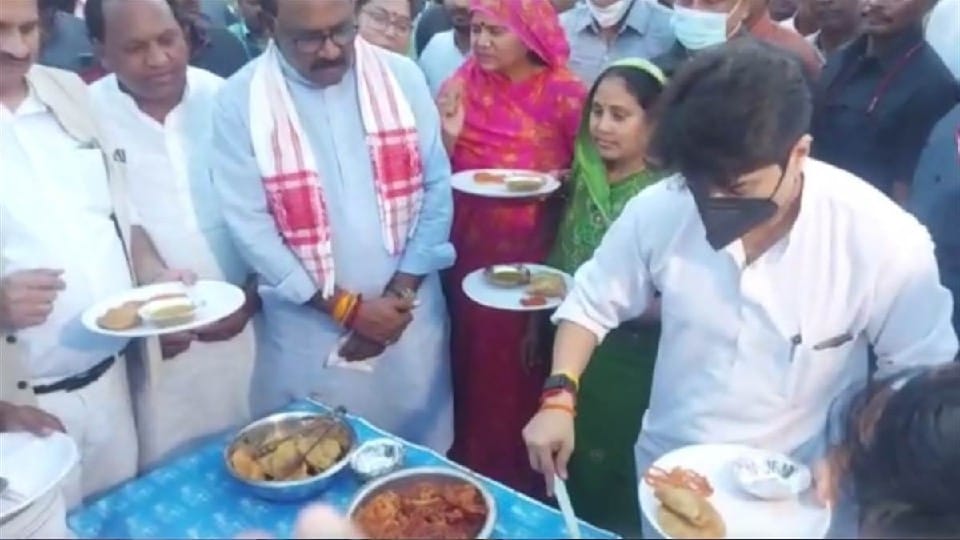 MP News: Scindia was seen serving food at the SC convention in an attempt to solve caste equations