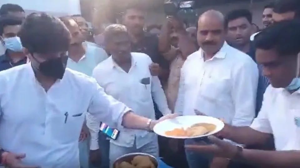 MP News: Scindia was seen serving food at the SC convention in an attempt to solve caste equations