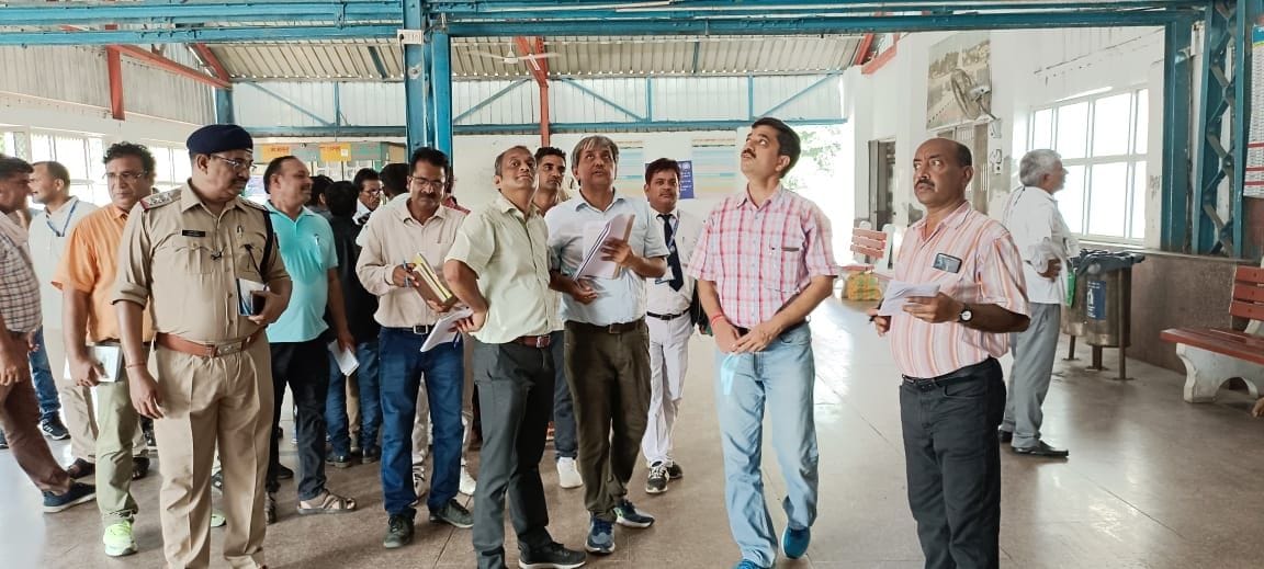 DRM reprimanded the employees for getting dirt in the quarters