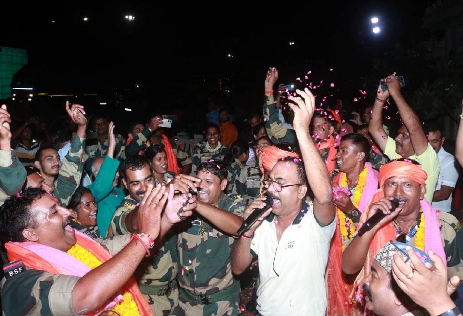 BSF Daredevils grand welcome in varanasi soldiers who showed their skills on Rajpath