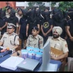प्रेसवार्ता करते पुलिस अधिकारी।