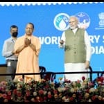 मंच पर मौजूद प्रधानमंत्री नरेंद्र मोदी, सीएम योगी, सांसद संजीव बालयान व अन्य