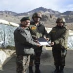 जवानों को सम्मानित करते कमान प्रमुख
