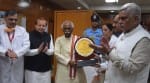राज्यपाल बंडारू दत्तात्रेय को स्मृति चिंह देती वीसी डॉ अनिता सक्सेना साथ में सांसद डॉ अरविंद शर?