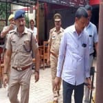 कचहरी परिसर में सघन जांच करती पुलिस टीम