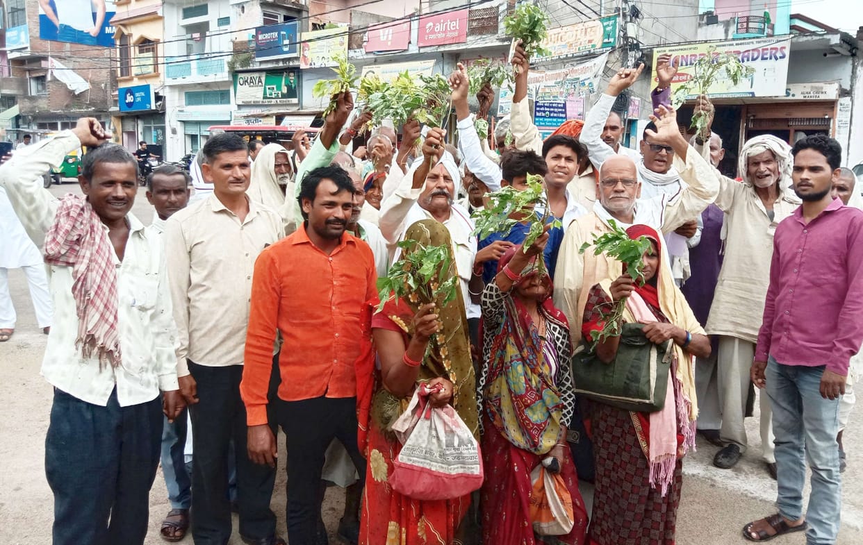 Mahoba: Demonstration of farmers with poor crops of urd-mung