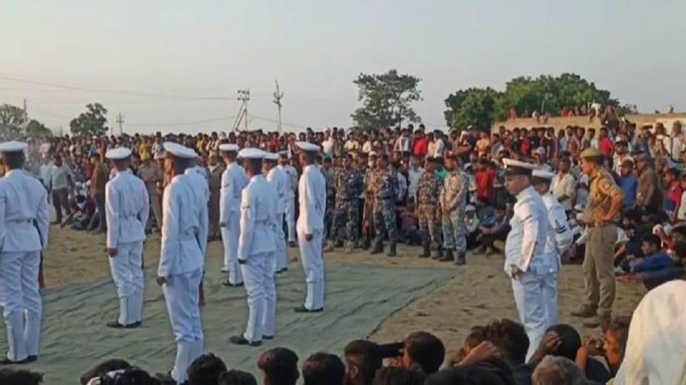 Indian Navy Soldier Dead Body Came After Four Days Last Farewell In Village agra