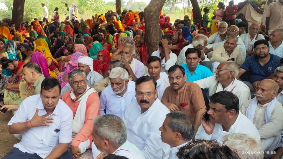 Indian Navy Soldier Dead Body Came After Four Days Last Farewell In Village agra