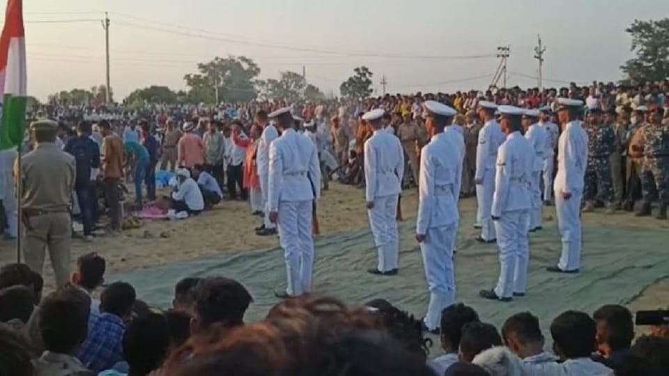 Indian Navy Soldier Dead Body Came After Four Days Last Farewell In Village agra