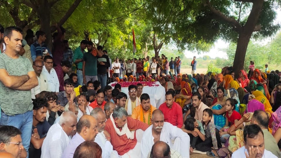 Indian Navy Soldier Dead Body Came After Four Days Last Farewell In Village agra