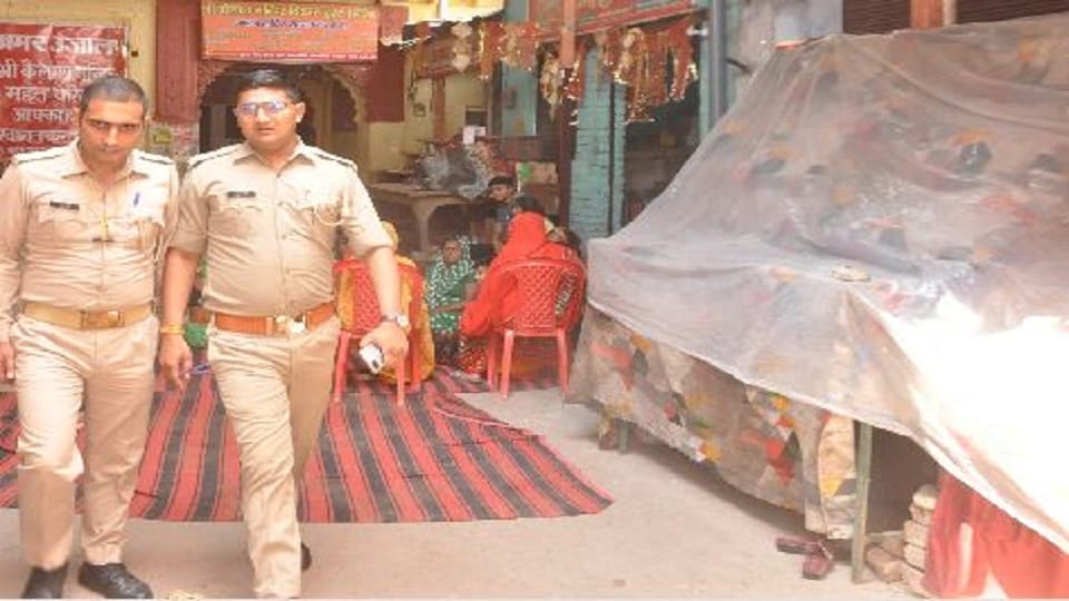 Prasad Shopkeeper Killed While Sleeping With Screwdriver in agra crime news