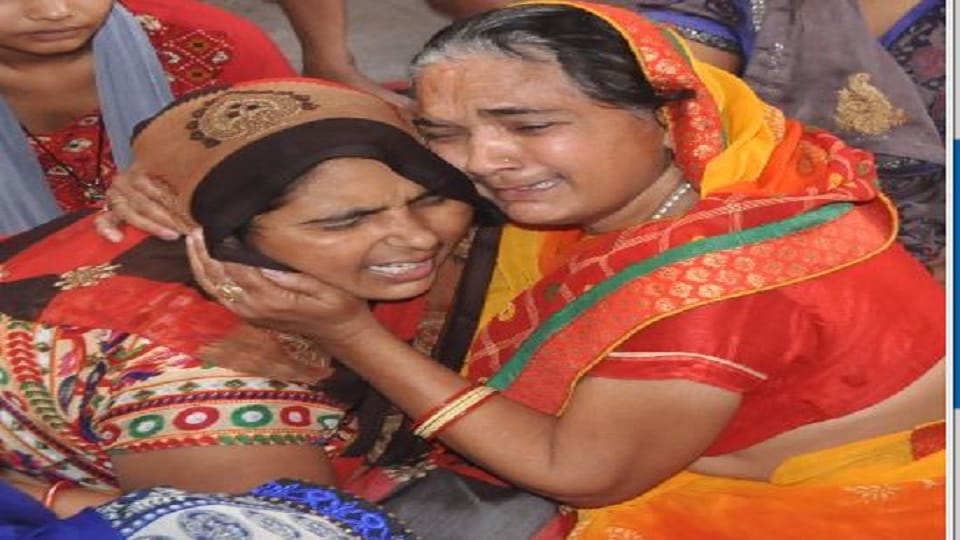 Prasad Shopkeeper Killed While Sleeping With Screwdriver in agra crime news