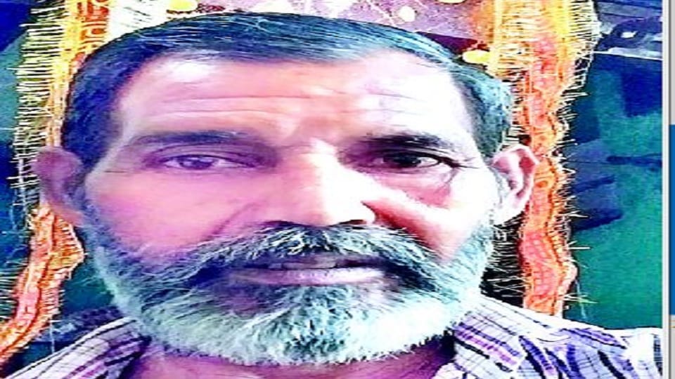 Prasad Shopkeeper Killed While Sleeping With Screwdriver in agra crime news