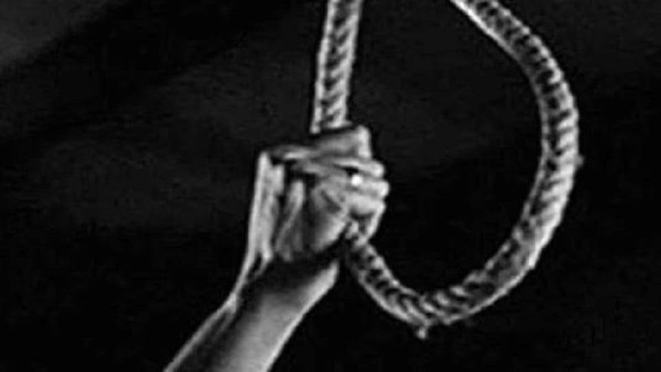 man committed suicide by hanging illicit relationship between wife and ASI in Dhanbad