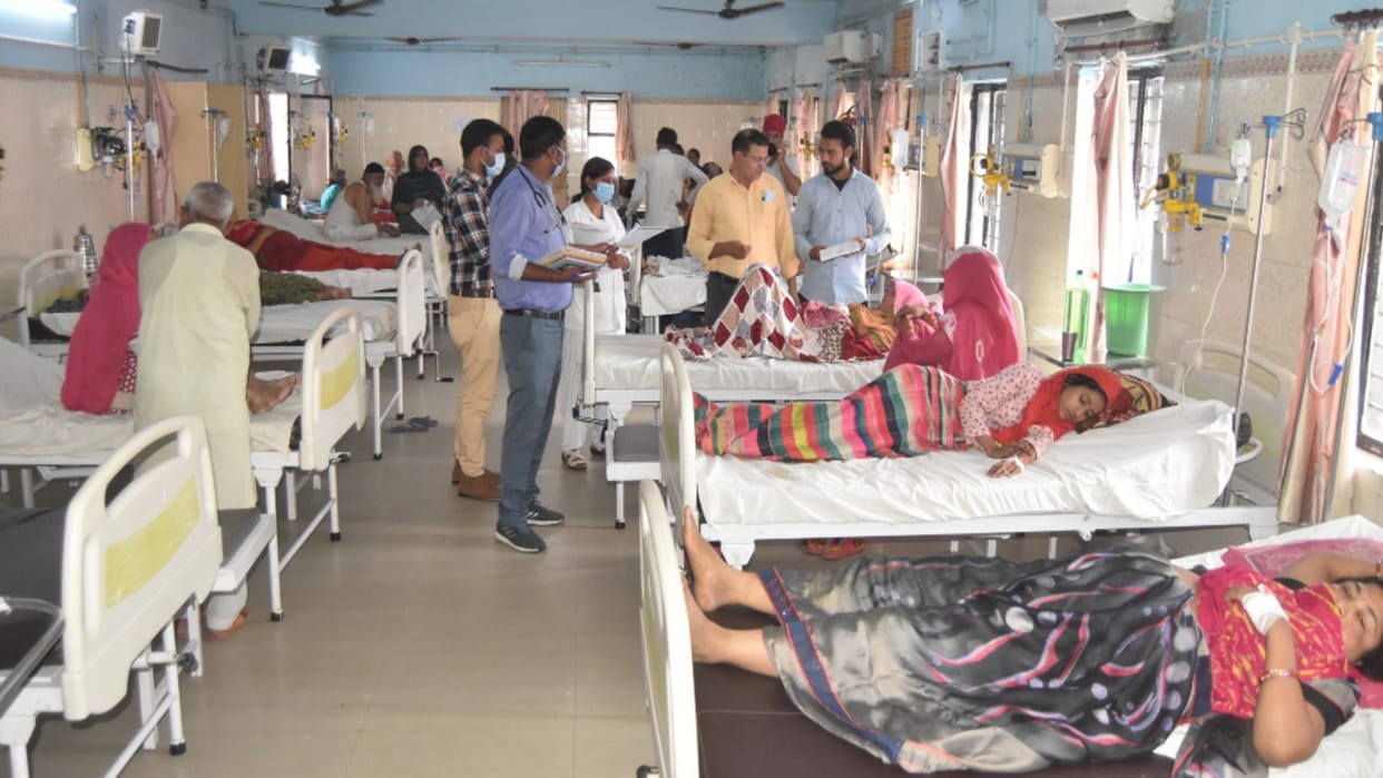 Meerut: Patients increased, all beds in district hospital full, sick wandering for admission