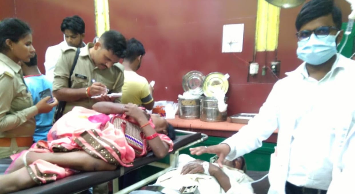 Accident on Ayodhya-Prayagraj Highway: Roadways collided with tree to save cow, ten injured, five serious