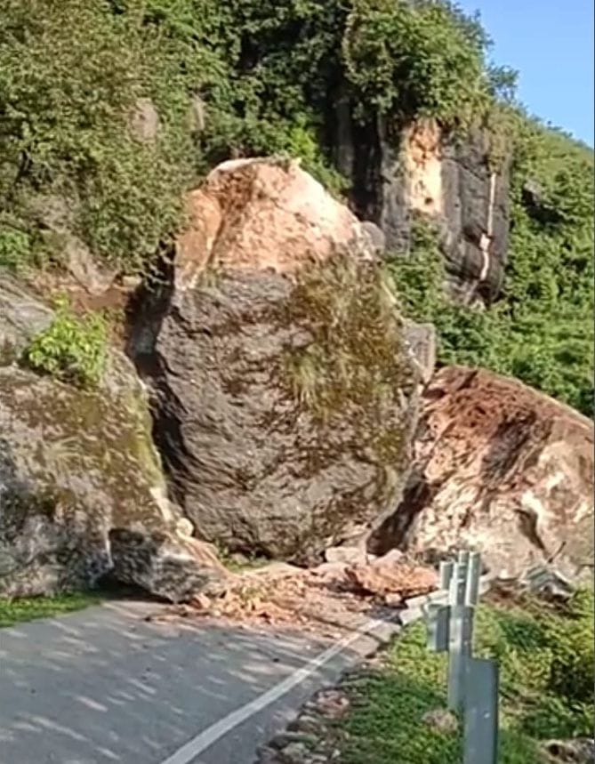 Lahdu-Draman road closed due to falling rocks
