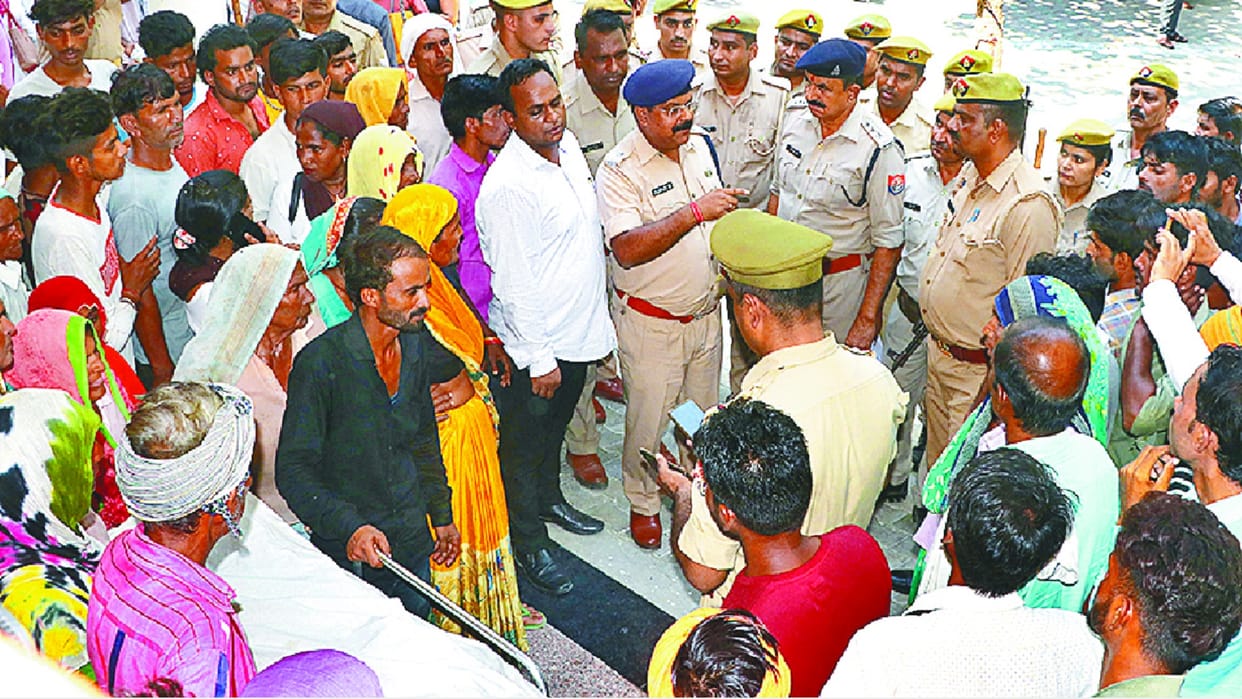 Family members have ruckus with woman body in collectorate office in Bijnor