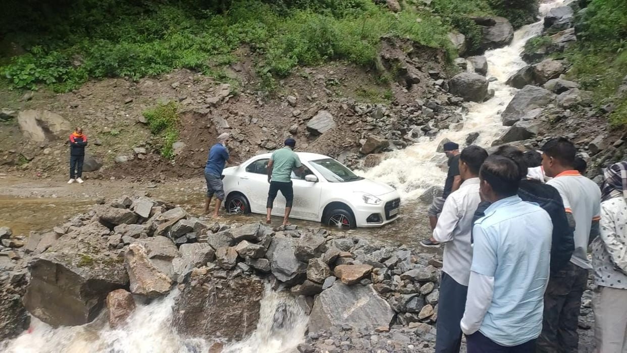Passengers carried across the drain after hitting the vehicles