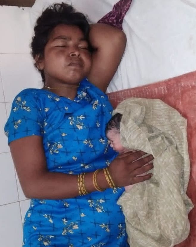 Hardoi, Asha disappeared leaving the pregnant woman tormented at the PHC gate