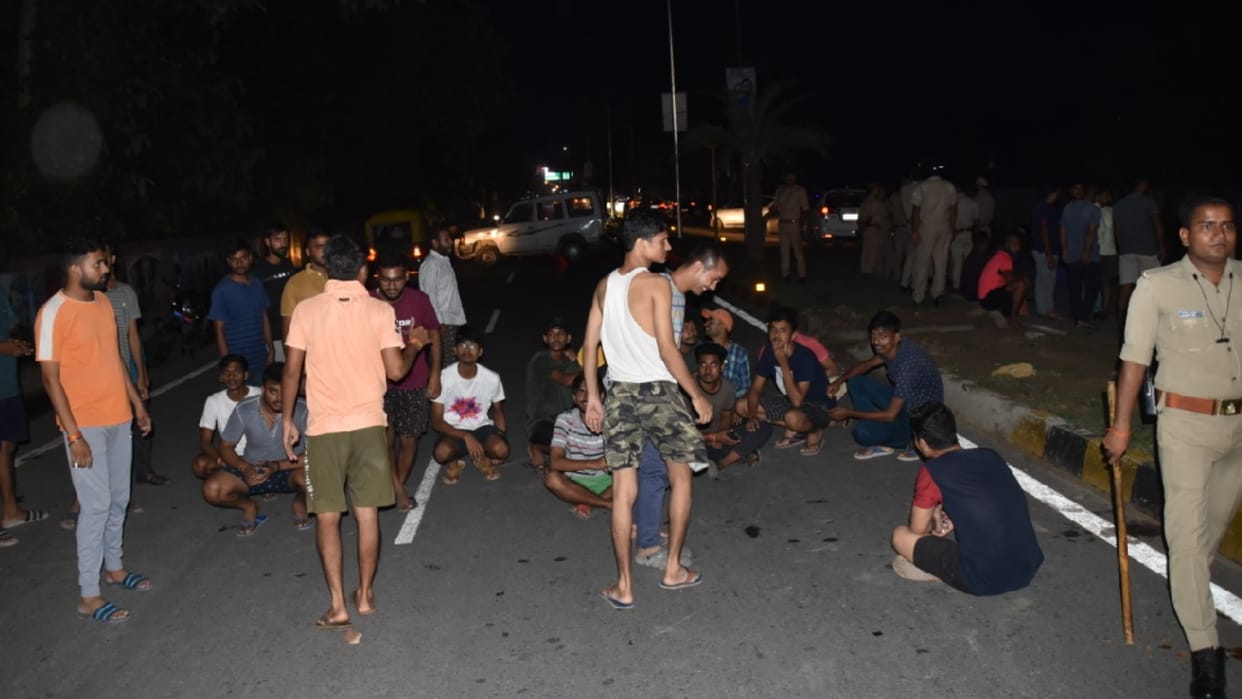 Students blocked way due to demand of barrier in gorakhpur