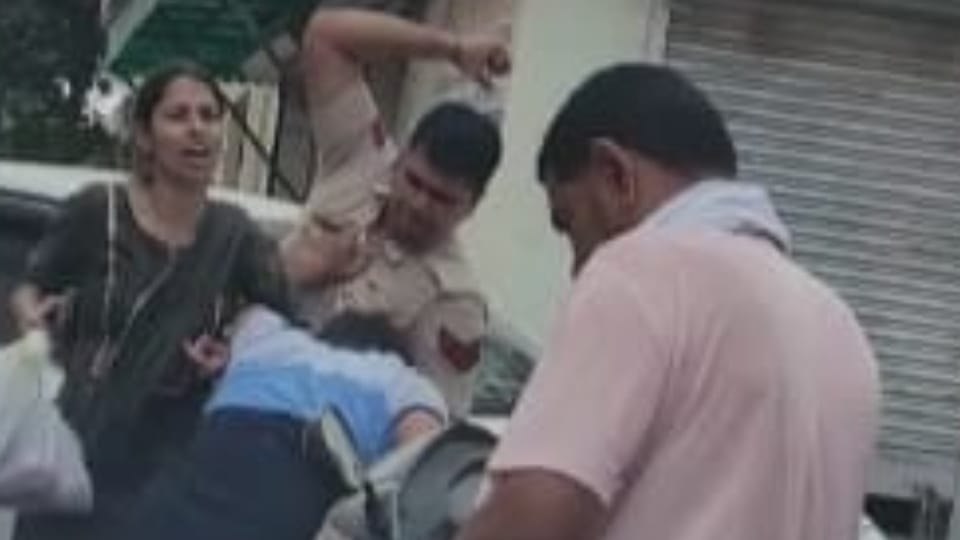 Video of Policeman beat PWD SDO in dispute over parking in Sonipat goes viral