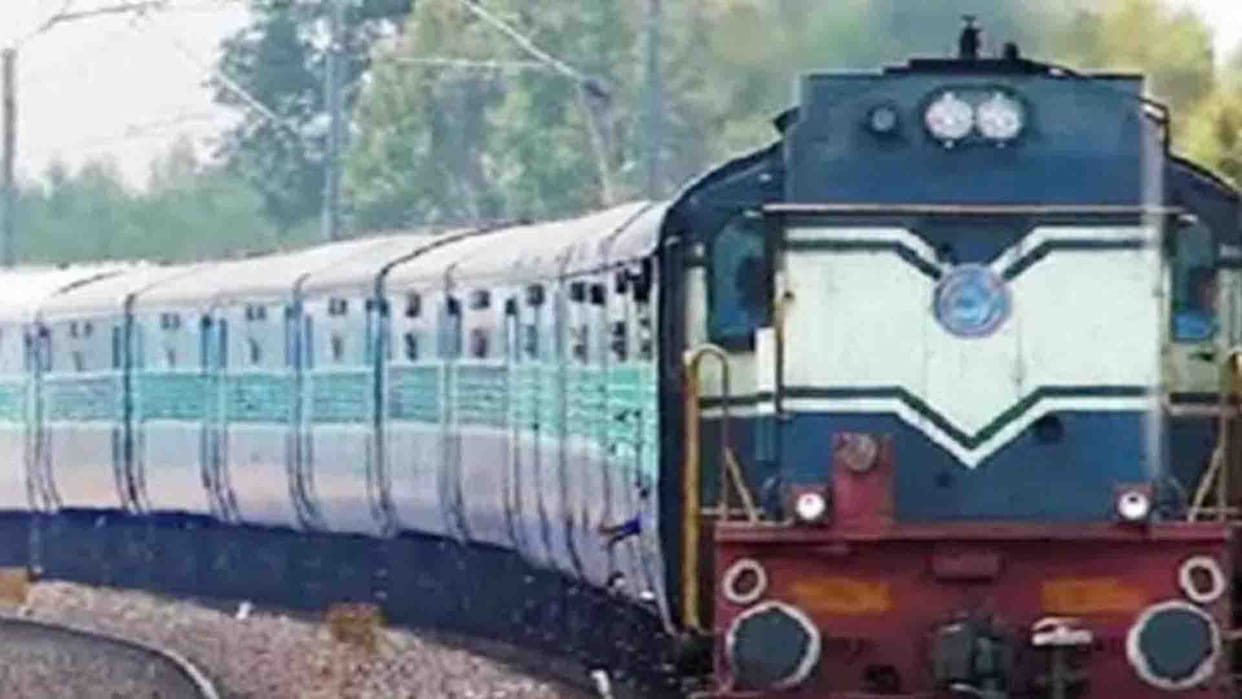 Kanpur: 14 trains still late, 400 passengers returned tickets