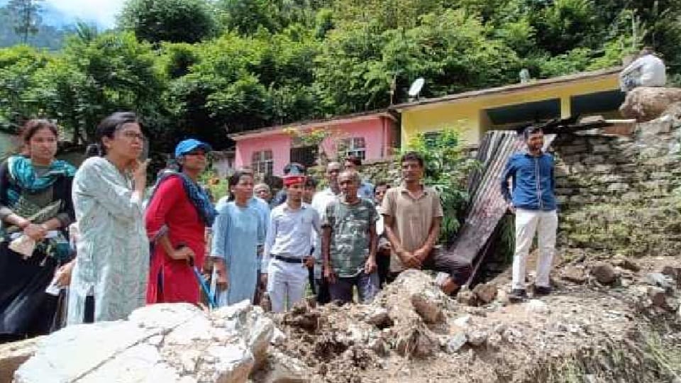 Uttarakhand weather: Extreme rainfall in kapkot many houses in danger and debris spread everywhere