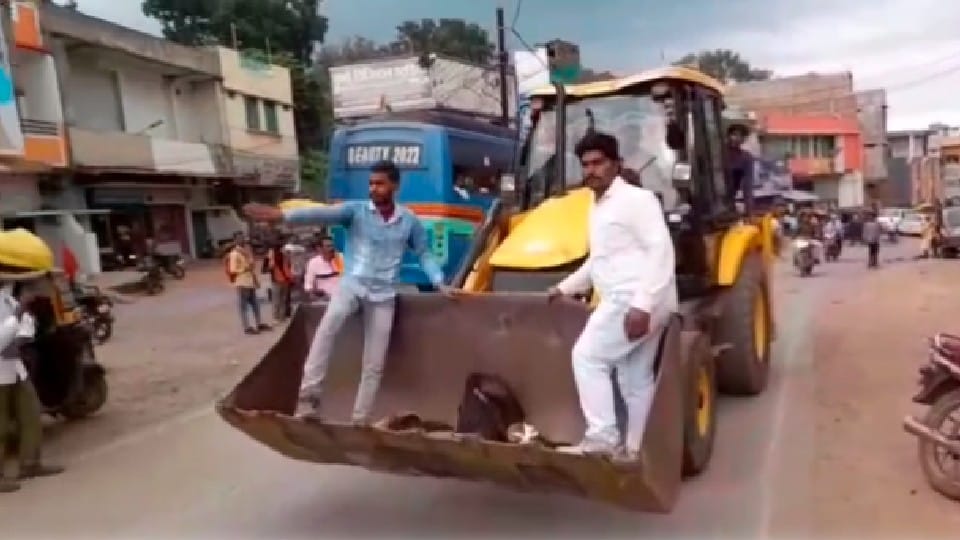 Katni News: Youth injured in bike collision, kept in JCB and taken to hospital