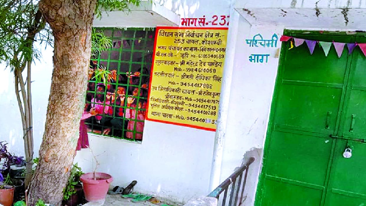 Fearing child theft the headmistress locked the children in the class and went to the market