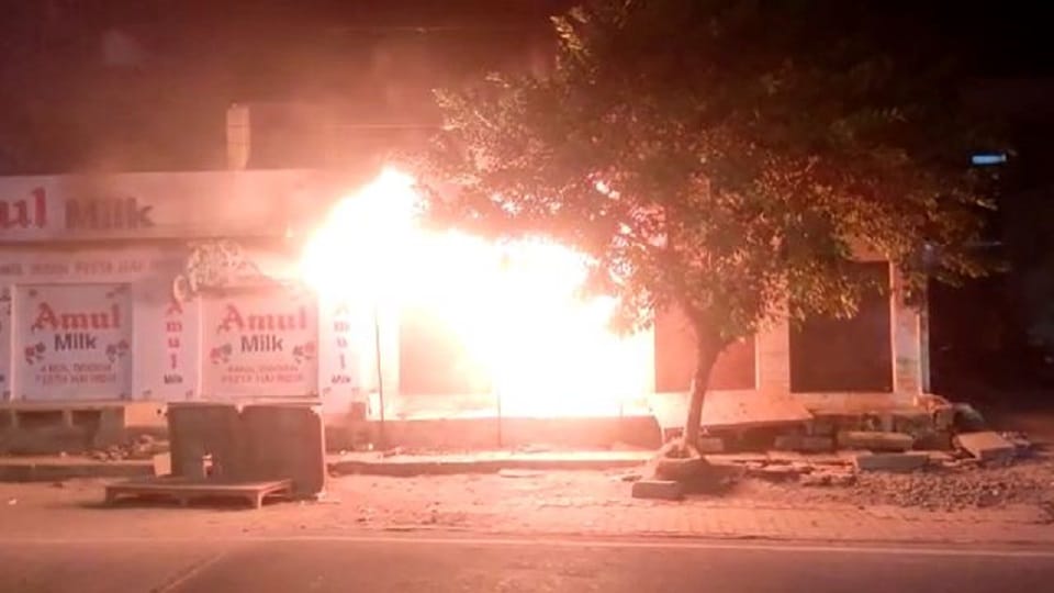 Loss of lakhs due to fire in saree shop Mathura