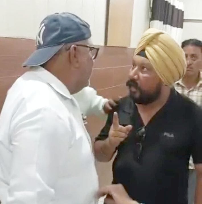 Contractor and complainant clashed in meeting in Municipal Corporation