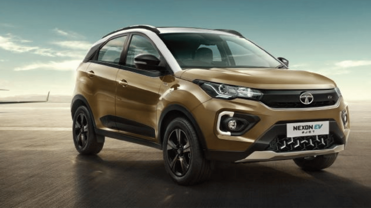 Tata Nexon EV or Mahindra XUV 400 full overview mileage features speed charging km range