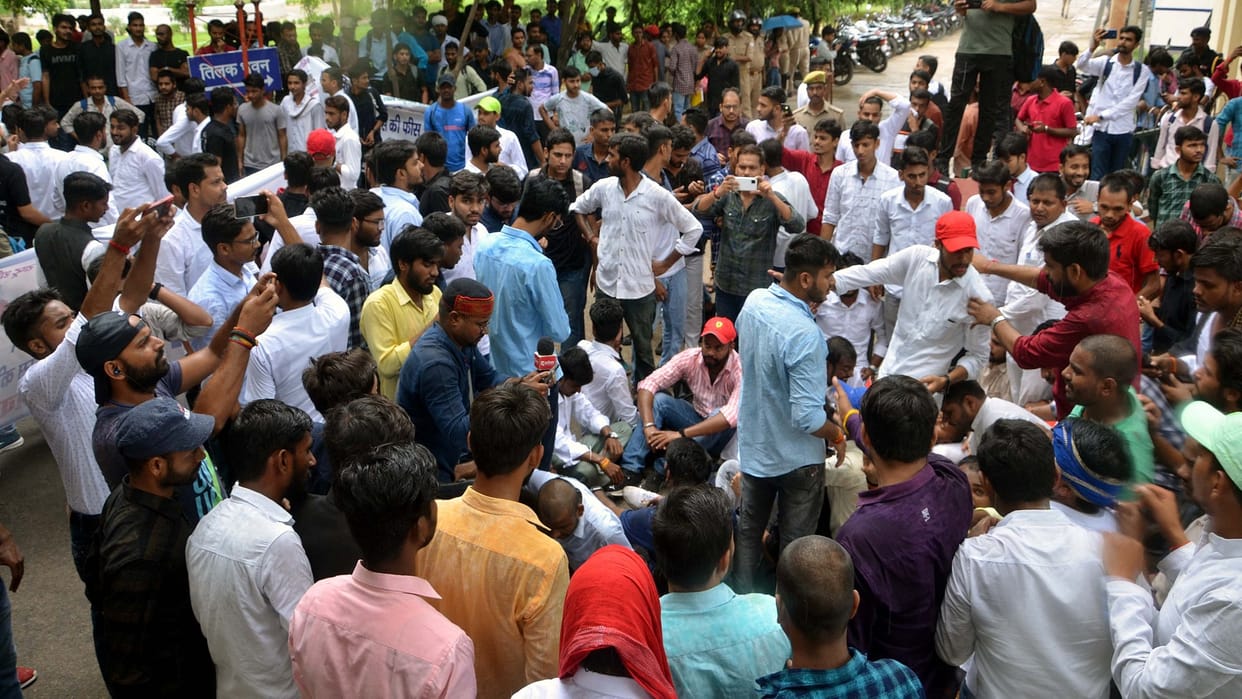 Allahabad University News In protest against the fee hike, the main gate of the university was locked