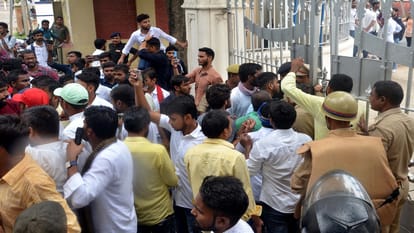 Allahabad University News In protest against the fee hike, the main gate of the university was locked