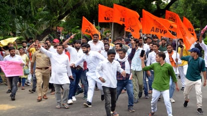Allahabad University News In protest against the fee hike, the main gate of the university was locked