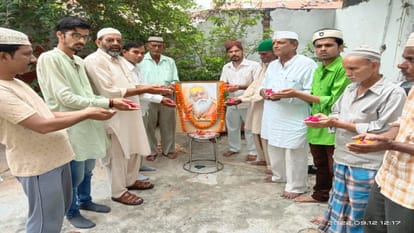 Prayagraj News :  शंकराचार्य स्वामी स्वरूपानंद को श्रद्धांजलि देते मुस्लिम समाज के लोग।