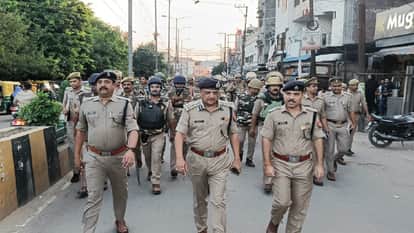 सहारनपुर में पैदल मार्च करते पुलिस अधिकारी।