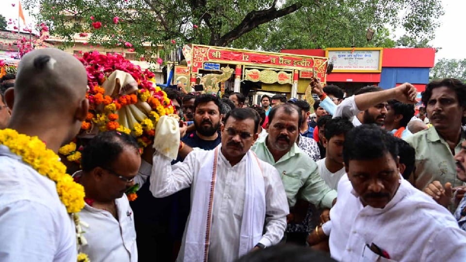 Indore: Umesh Sharma's funeral, veterans gave shoulder to BJP's state spokesperson