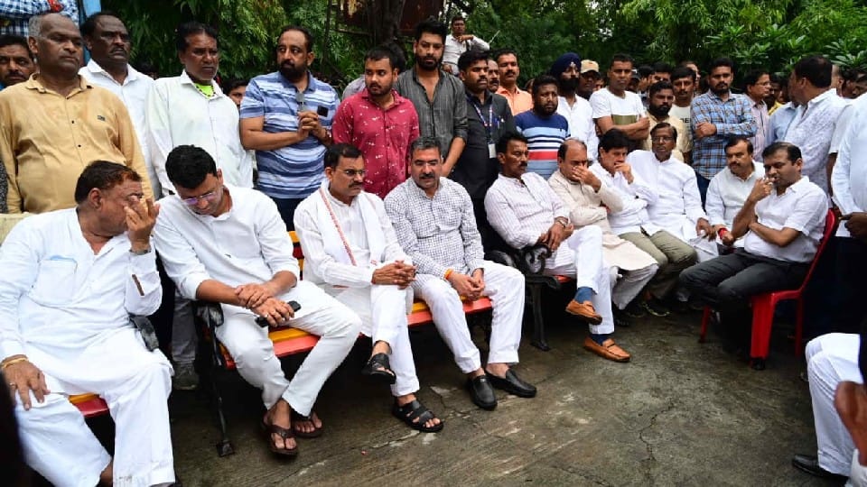 Indore: Umesh Sharma's funeral, veterans gave shoulder to BJP's state spokesperson