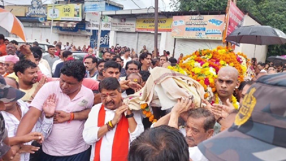 Indore: Umesh Sharma's funeral, veterans gave shoulder to BJP's state spokesperson