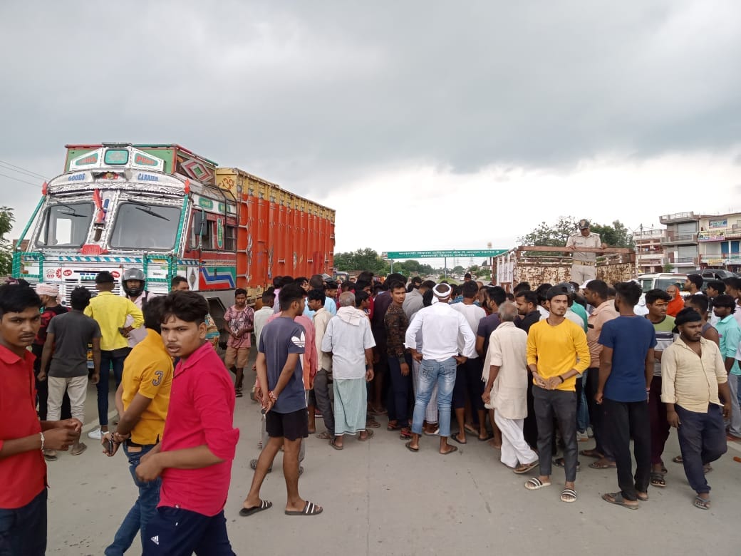 Road Accident youth died after Truck crushed his bike on Varanasi Ghazipur highway