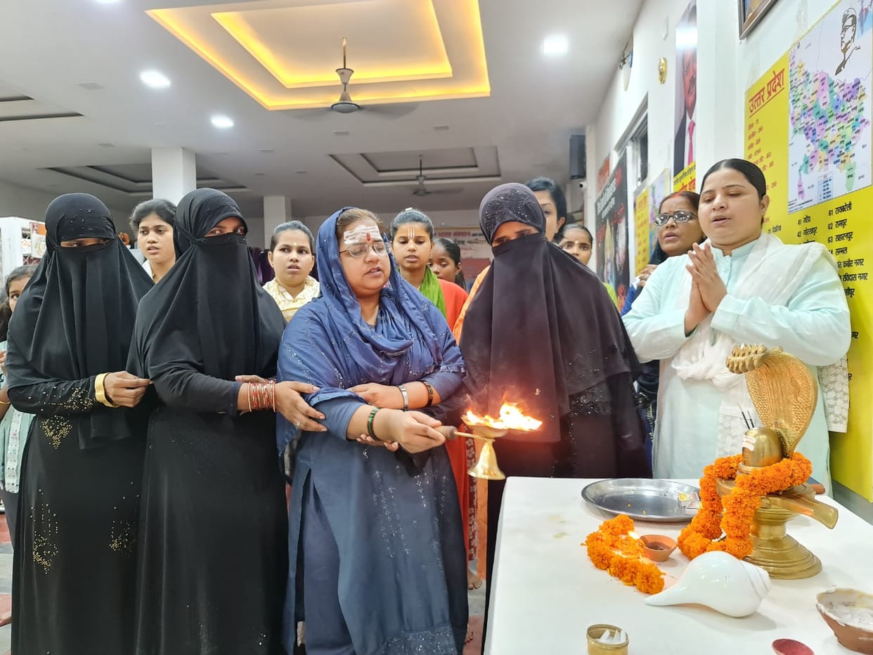Gyanvapi case verdict Muslim women celebrated in Varanasi performed aarti of lord shiv