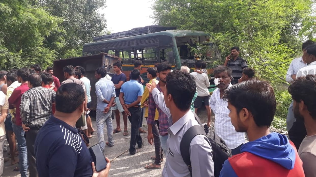 passenger bus collided with a tractor trolley In Damoh, one killed, 30 people injured