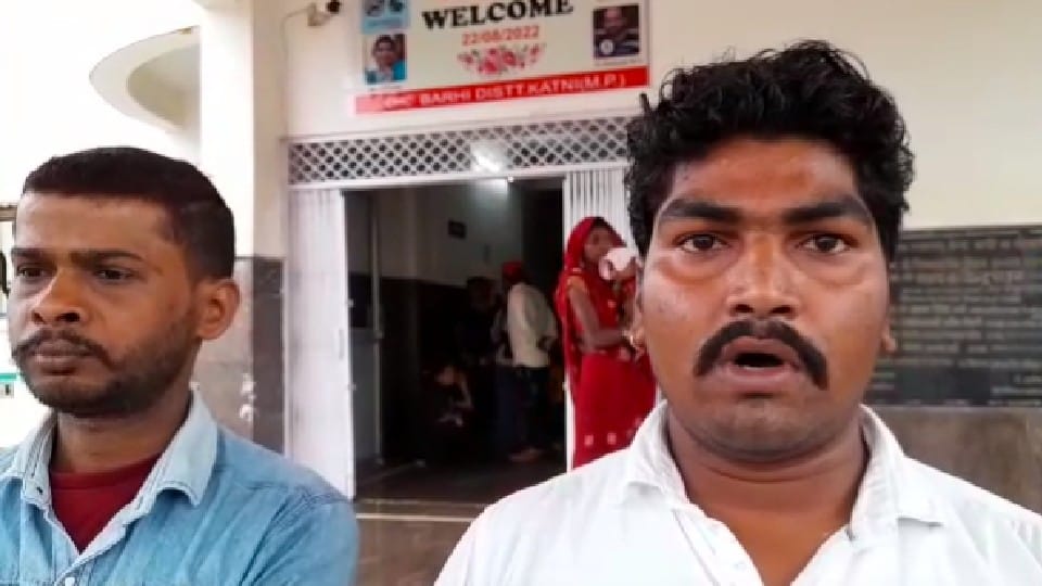Katni News: Youth injured in bike collision, kept in JCB and taken to hospital